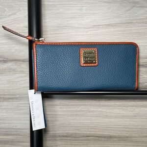 NWT- Women's Dooney & Bourke Pebble Leather Zip Clutch/Wallet, Jeans